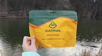 Сублімована їжа SubliMate — удон з телятиною Сублімована їжа SubliMate — удон з телятиною та перцем чилі на природі