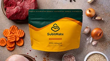 Узбецький плов SubliMate в упаковці поруч з основними складниками страви — м'ясом, рисом, морквою та спеціями