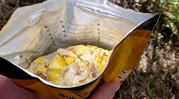 Сублімована їжа SubliMate після приготування Готовий до споживання рис з куркою, фруктами і яйцем SubliMate крупним планом