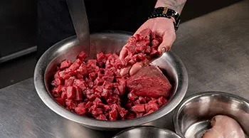 Підготовка свіжої яловичини для плову з курячим філе та м'ясом на кухні SubliMate