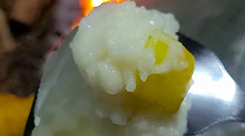 Готова їжа SubliMate — веганський пудинг Приготований веганський пудинг SubliMate з яблуками та корицею на ложці