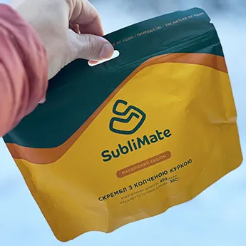 Їжа з собою SubliMate — скрембл з куркою Паковання скремблу з копченою куркою SubliMate як їжа з собою взимку