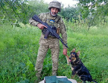 SubliMate — поживні страви для українських захисників Солдат із військовим спорядженням у польових умовах, має доступ до легкої та поживної їжі