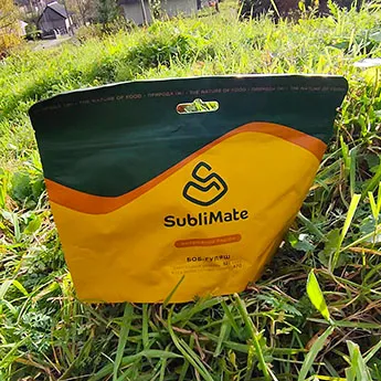 Боб-гуляш SubliMate — готові страви для походу Паковання боб-гуляшу SubliMate на природі, готова страва для подорожей