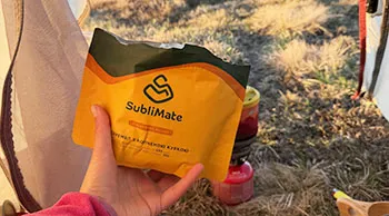 Їжа в дорогу SubliMate — скрембл з куркою Скрембл з копченою куркою SubliMate у пакованні як зручна їжа в дорогу