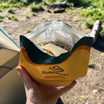 Готова страва швидкого приготування SubliMate Скрембл з копченою куркою SubliMate перед додаванням гарячої води
