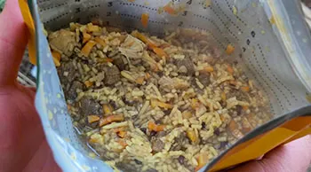 Готовий плов з курячим філе та яловичиною в упаковці SubliMate з добре помітними зернами рису й овочами