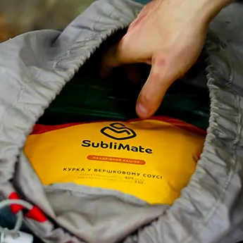 Їжа з собою SubliMate — курка у вершковому соусі Паковання страви Курка у вершковому соусі SubliMate в туристичному рюкзаку