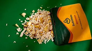 Туристична їжа швидкого приготування SubliMate Суха суміш рису з куркою, фруктами і яйцем SubliMate крупним планом