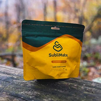 Сублімована їжа SubliMate — чилі кон карне Паковання сублімованої їжі SubliMate з чилі кон карне на природі