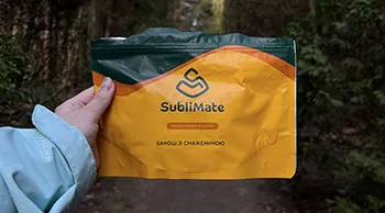 Сублімована їжа SubliMate для подорожей Банош зі смажениною SubliMate у зручному пакованні на тлі лісу