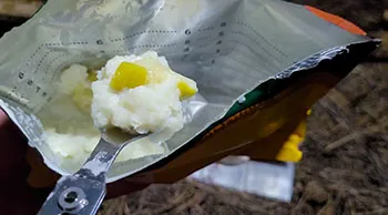 Готова страва SubliMate у поході Приготований веганський пудинг SubliMate всередині туристичного паковання