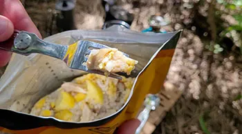 Сублімат SubliMate для мандрівок Приготована страва Рис з куркою, фруктами і яйцем SubliMate у туристичних умовах