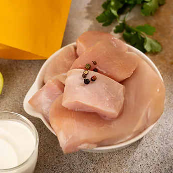 Основні інгредієнти страви SubliMate Куряче філе поруч із пакованням SubliMate для страви Рис з куркою, фруктами і яйцем