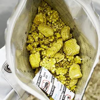 Сублімована їжа SubliMate у відкритому пакованні Сублімована їжа SubliMate — зелена гречка з індичкою у сухому вигляді в пакованні