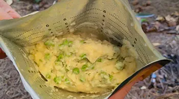 Готова їжа SubliMate — картопляне пюре з горошком Готова їжа SubliMate з картопляним пюре та горошком після додавання води
