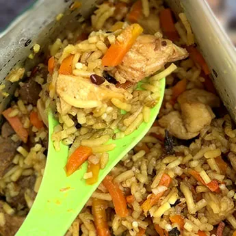Готовий плов SubliMate в упаковці з розсипчастим рисом, курячим філе, яловичиною та морквою