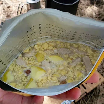 Сублімована страва SubliMate після приготування Готовий до споживання рис з куркою, фруктами і яйцем SubliMate у пакованні