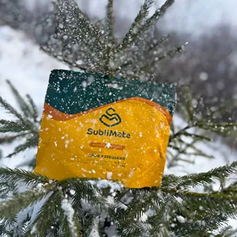 Узбецький плов SubliMate у компактній упаковці на снігу для зимового кемпінгу, походів і подорожей
