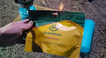 Сублімована їжа SubliMate — удон з телятиною та чилі Сублімована їжа SubliMate — удон з телятиною та перцем чилі під час відпочинку на природі