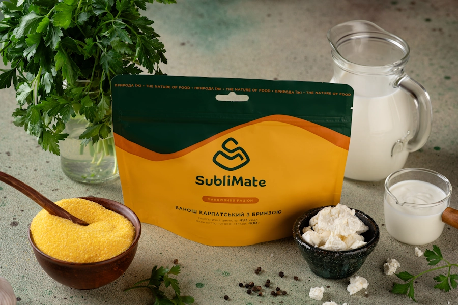 Складники для традиційного баношу поруч з брендованою упаковкою SubliMate — сметана, бринза, молоко, кукурудзяна крупа