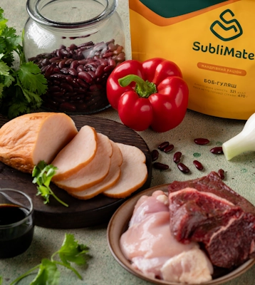 Продукти для приготування густого м’ясного супу: свіже м’ясо, квасоля, болгарський перець і зелень — поруч із пакетом SubliMate