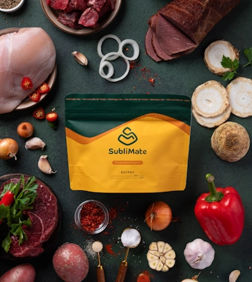 Сублімований бограч SubliMate в оточенні продуктів, з яких він приготований: яловичина, овочі, спеції.