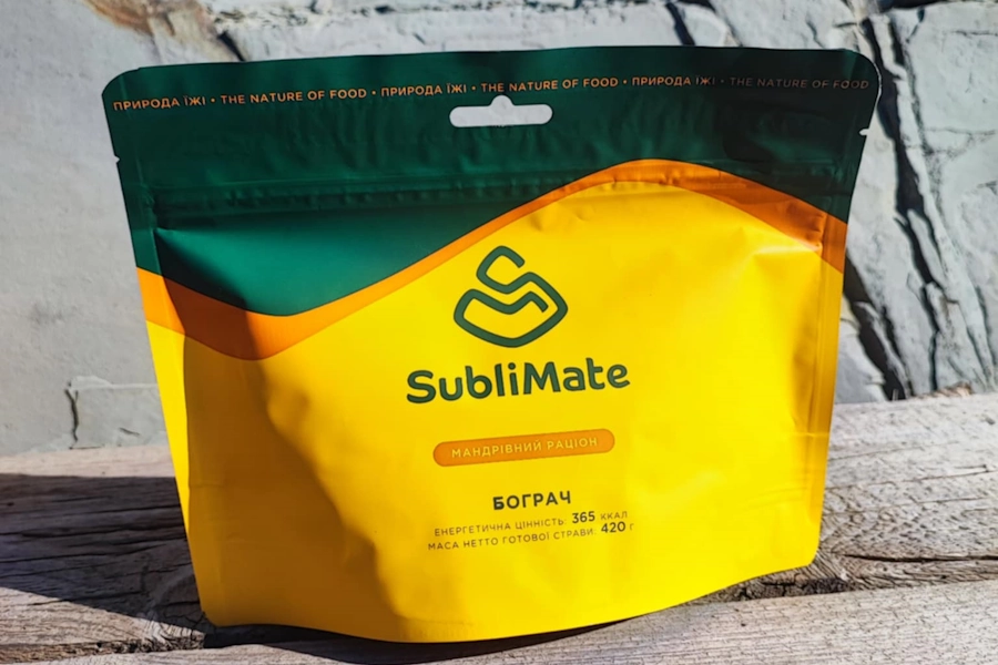 Сублімований бограч SubliMate у жовто-зеленому пакуванні для мандрівників.