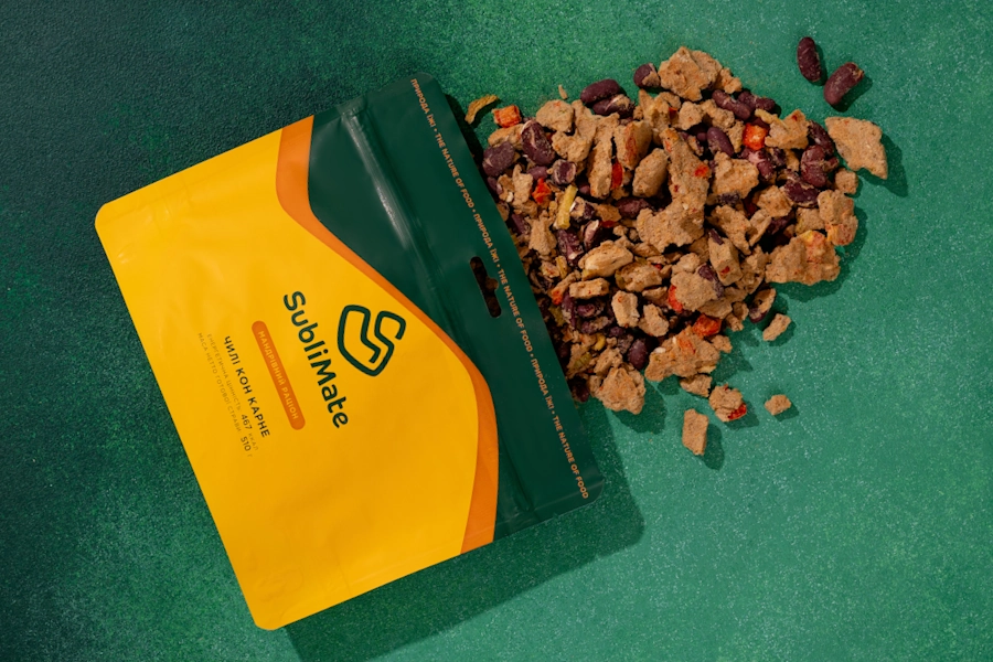 freeze-dried чилі кон карне з фасолі та овочів, висипаний з брендованої упаковки SubliMate