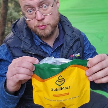 Упаковка SubliMate з грузинським сливовим супом з яловичиною в руках — їжа в дорогу, туристична їжа та швидкий обід