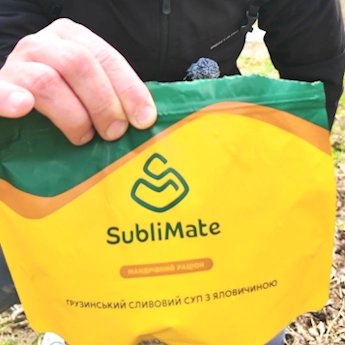 Жовто-зелене пакування SubliMate з грузинським сливовим супом — суп швидкого приготування для подорожей і щоденного обіду