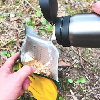 Процес заварювання сублімованого грузинського супу з яловичиною — швидкий суп для походу, подорожі або обіду