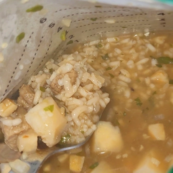 Відновлений суп SubliMate з рисом, картоплею та яловичиною — смачний обід, туристична їжа і перша страва в дорогу