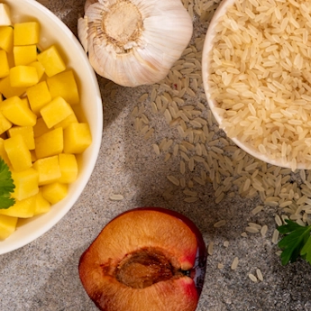 Натуральні складники для першої страви SubliMate — рис, овочі, часник і слива для супу з яловичиною