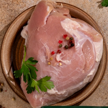 Шматок яловичини для приготування грузинського супу — інгредієнт сублімованої їжі та смачної першої страви