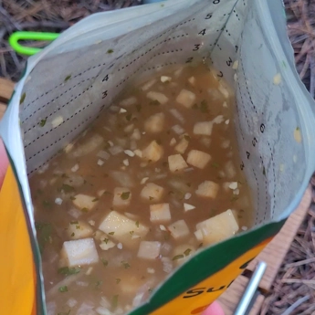 Готовий суп SubliMate в упаковці після додавання окропу — сублімована їжа, швидкий обід і туристична перша страва