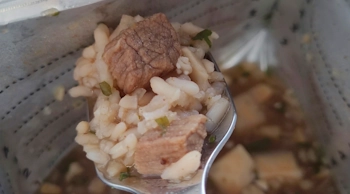 Готовий сублімований суп з яловичиною, рисом і зеленню в пакеті — смачна перша страва для обіду в дорозі