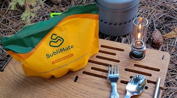 Пакування грузинського сливового супу з яловичиною на природі — зручна сублімована їжа для подорожей і кемпінгу