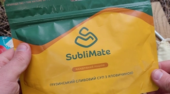 Людина тримає упаковку SubliMate з грузинським сливовим супом — сублімована їжа, туристична їжа та швидкий обід