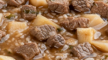 Крупний план відновленого супу SubliMate з яловичиною, рисом і овочами — сублімована їжа та поживний обід