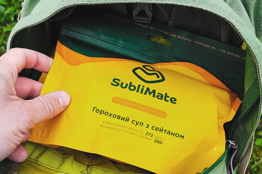 Похідна упаковка горохового супу з сейтаном SubliMate лежить у розкритому рюкзаку перед пригодою.