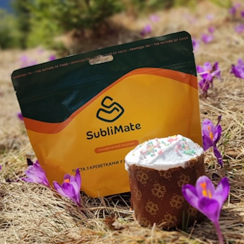 На фото показана сублімована їжа SubliMate серед весняної природи — готова паста з креветками для мандрівки, туристичного відпочинку чи дороги.