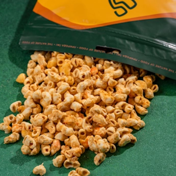 На фото видно сублімовану пасту з креветками у вершковому соусі до відновлення — це готова їжа швидкого приготування від SubliMate.