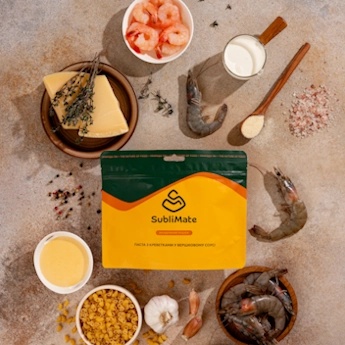 Паста з креветками у вершковому соусі представлена разом з інгредієнтами — це сублімована їжа з макаронами, сиром і морепродуктами.