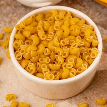 У мисці показані макарони для страви SubliMate — сублімована паста з креветками, зручна як їжа в похід або дорогу.