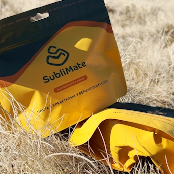 На фото показано сублімовану пасту з креветками від SubliMate — їжу в дорогу, яку легко замовити для походів і подорожей.