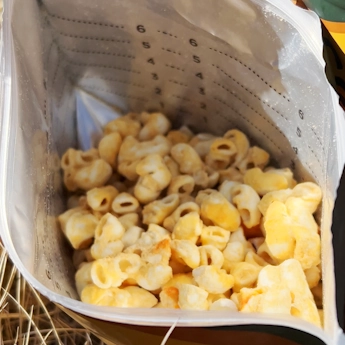 На фото показана суха паста з креветками в пакеті SubliMate — туристична їжа швидкого приготування для походу, роботи чи дороги. ,