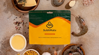 Упаковка пасти з креветками у вершковому соусі SubliMate лежить серед інгредієнтів — це сублімована їжа з морепродуктами для подорожі, дороги чи походу.