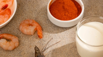 Вершки, паприка та креветки на фото показують основу для пасти з креветками у вершковому соусі SubliMate в стилі італійської кухні.