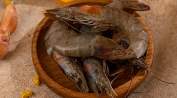 Крупним планом видно свіжі тигрові креветки для пасти з креветками — страва з морепродуктами, що формує ніжний і насичений смак.